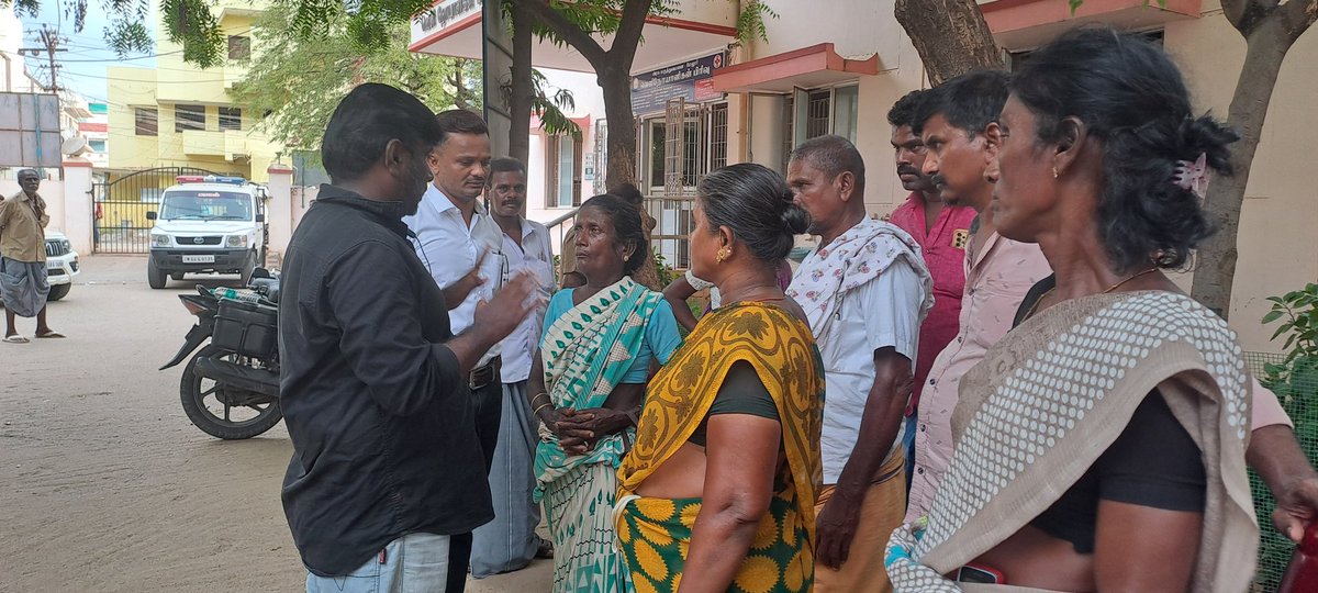 Maniamuthan12's tweet photo. மேலூர் கச்சிராயன்பட்டியில் குறவர் சமுதாயத்தைச் சார்ந்த பாப்பம்மாள் என்கிற 60 வயது பெண் கொடூரமாக கொலை செய்யப்பட்டுள்ளார்..
அவரது கணவரும் கொடூரமான தாக்குதலுக்குள்ளாகி உயிருக்கு ஆபத்தான நிலையில் மதுரை அரசு மருத்துவமனையில் அனுமதிக்கப்பட்டுள்ளார்...

சம்பந்தப்பட்ட குற்றவாளிகளை கைது https://t.co/6t5aunA9EO