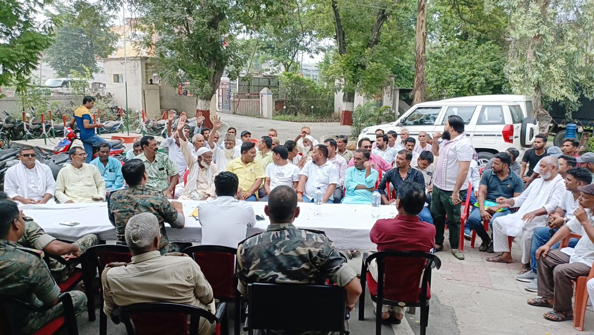 #पलामू पुलिस 
**आज दिनांक 11.07.24 को संध्या 16:00 बजे हरिहरगंज थाना परिसर में अनुमंडल पुलिस पदाधिकारी छतरपुर, अंचलाधिकारी प्रखंड कार्यालय हरिहरगंज , चिकित्सा पदाधिकारी सी एच सी हरिहरगंज, शांति समिति के 1/2
<a href="/JharkhandPolice/">Jharkhand Police</a> <a href="/Lathkar_IPS/">Sanjay A. Lathkar</a> <a href="/amolhomkar_IPS/">Amol V Homkar</a> <a href="/DC_Palamu/">DC Palamu</a> <a href="/DIGPalamau/">DIG Palamau</a>