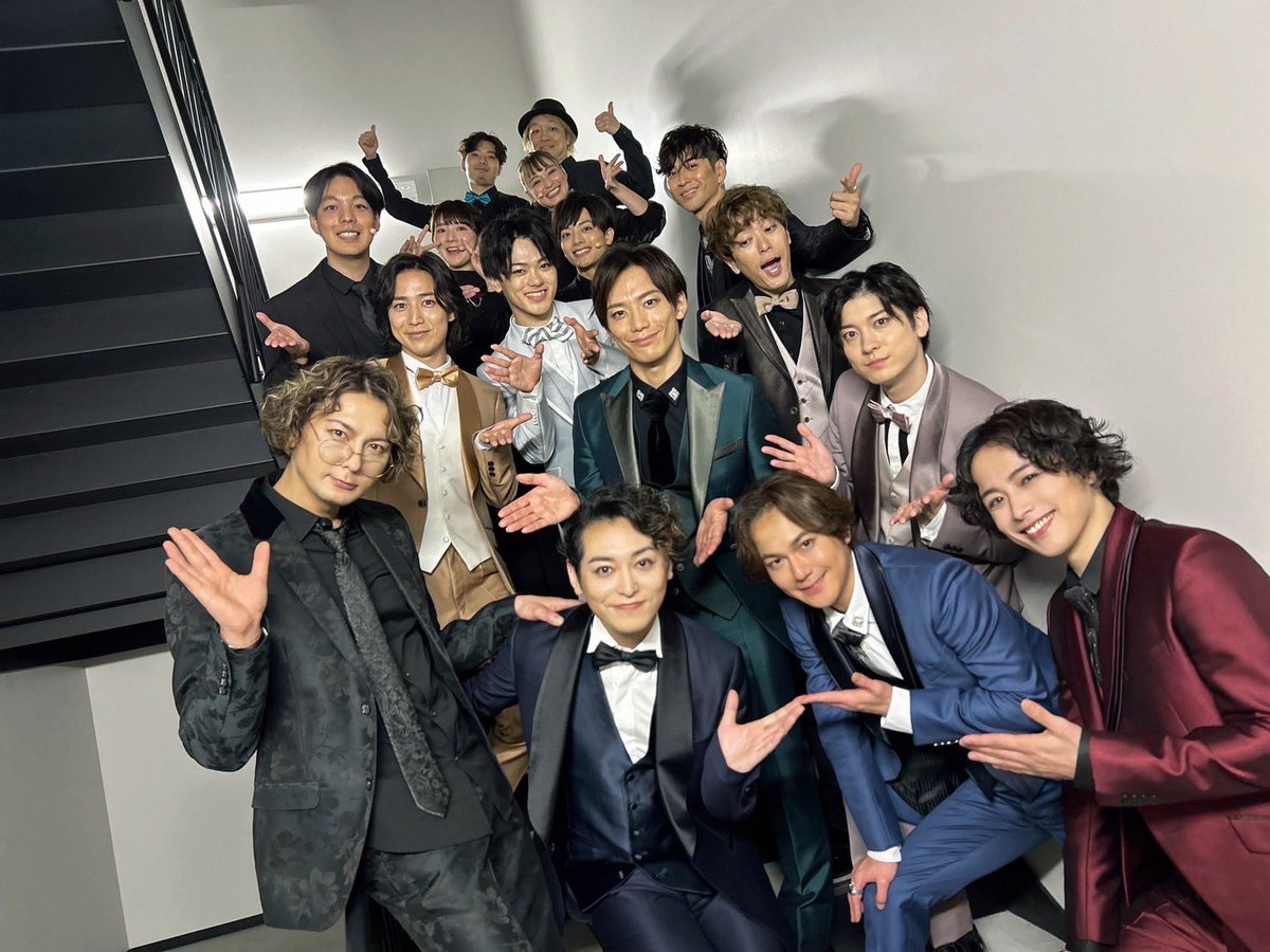 hiraryo0520's tweet photo. ミュージカル『憂国のモリアーティ』コンサート
初日の幕が上がりました。
ゲストのれいちゃんも、かずまも、ずっといてほしいくらい名残惜しかった。

一回ずつ、感謝を込めて。

そして、まさかの主演ふたりで白被り。 https://t.co/B6pl7KPH8I