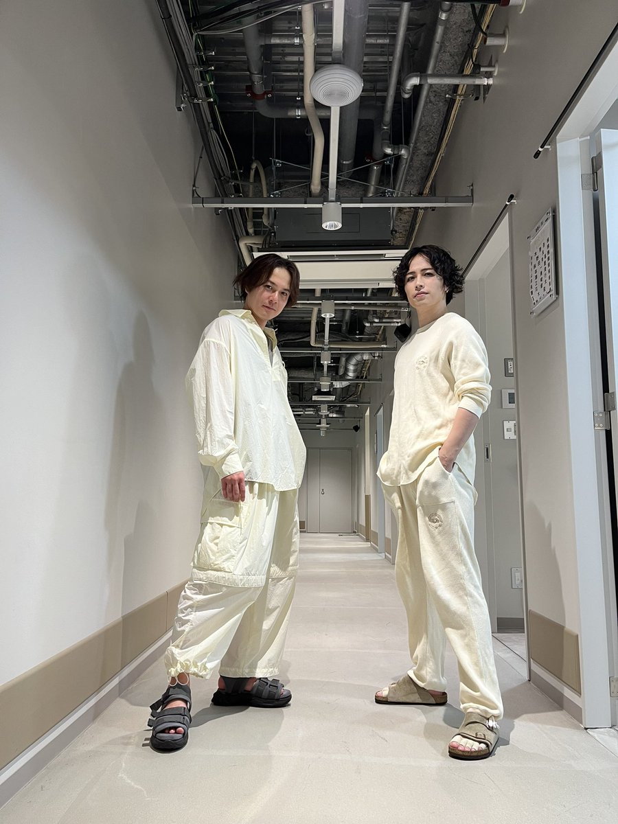 hiraryo0520's tweet photo. ミュージカル『憂国のモリアーティ』コンサート
初日の幕が上がりました。
ゲストのれいちゃんも、かずまも、ずっといてほしいくらい名残惜しかった。

一回ずつ、感謝を込めて。

そして、まさかの主演ふたりで白被り。 https://t.co/B6pl7KPH8I