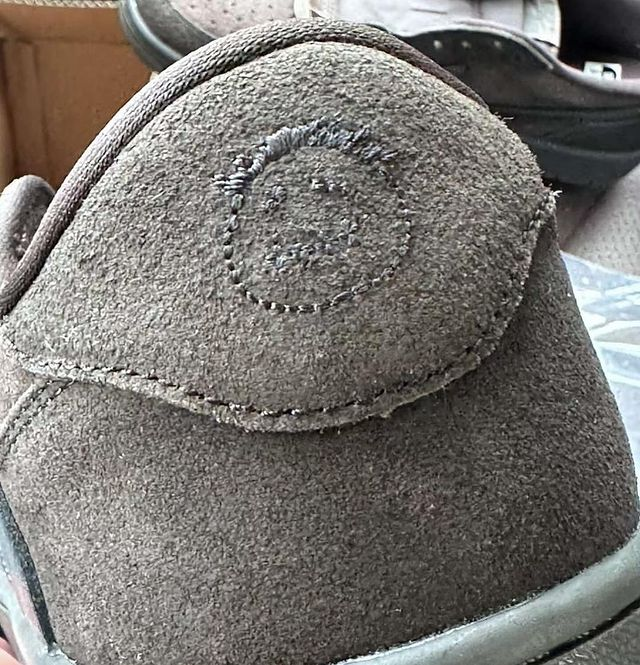 On a de nouvelles images de la Jordan 1 Low x Travis Scott 'Velvet Brown'... 👀

Vous validez ?