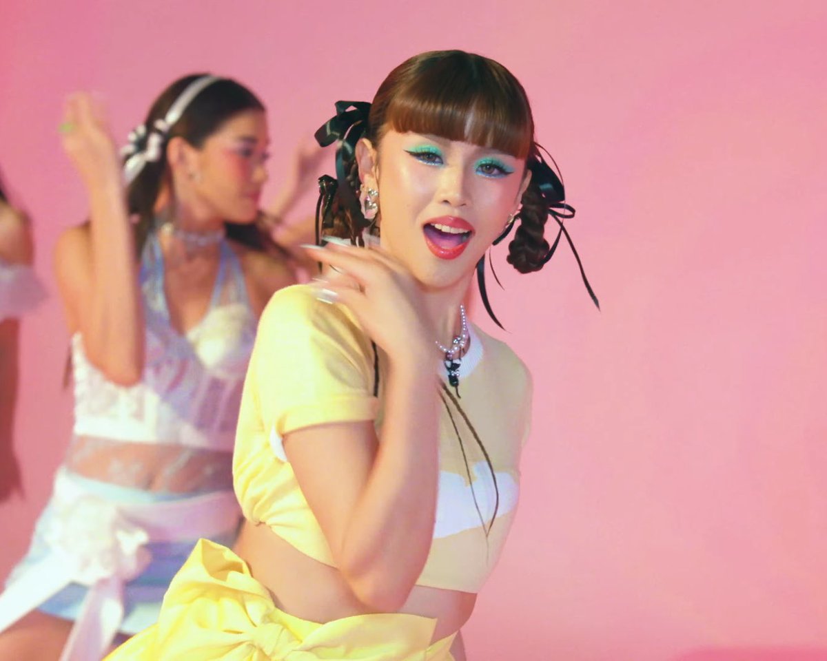 stargirlyves's tweet photo. di niyo sinabi nagcameo pala sila jolina magdangal and heart evangelista sa mv https://t.co/9r8rp8rLMv
