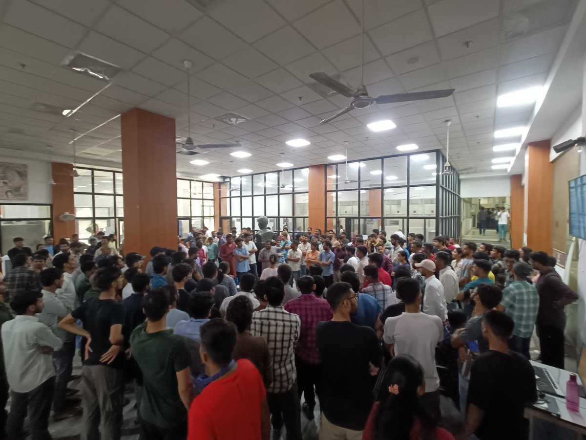 Avijit_786's tweet photo. JNU students join the call of JNUSU to successful protest against JNU Central Library admin for infrastructural issues of dilapidated ceiling, leakage, lack of access to journals and reducing library access timings.
#Studentsunitylonglive https://t.co/APAcvlaJBB