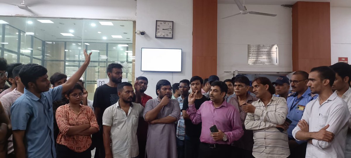 Avijit_786's tweet photo. JNU students join the call of JNUSU to successful protest against JNU Central Library admin for infrastructural issues of dilapidated ceiling, leakage, lack of access to journals and reducing library access timings.
#Studentsunitylonglive https://t.co/APAcvlaJBB
