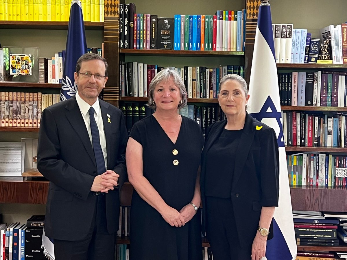 L'ambassadrice @lisastadelbauer a rendu une visite d'adieu aujourd'hui <a href="/IsraelPresident/">Office of the President of Israel</a> et à la première dame Michal Herzog.  Ils ont discuté de la solidité des relations entre le Canada et Israël, fondées sur des liens institutionnels et interpersonnels étroits.