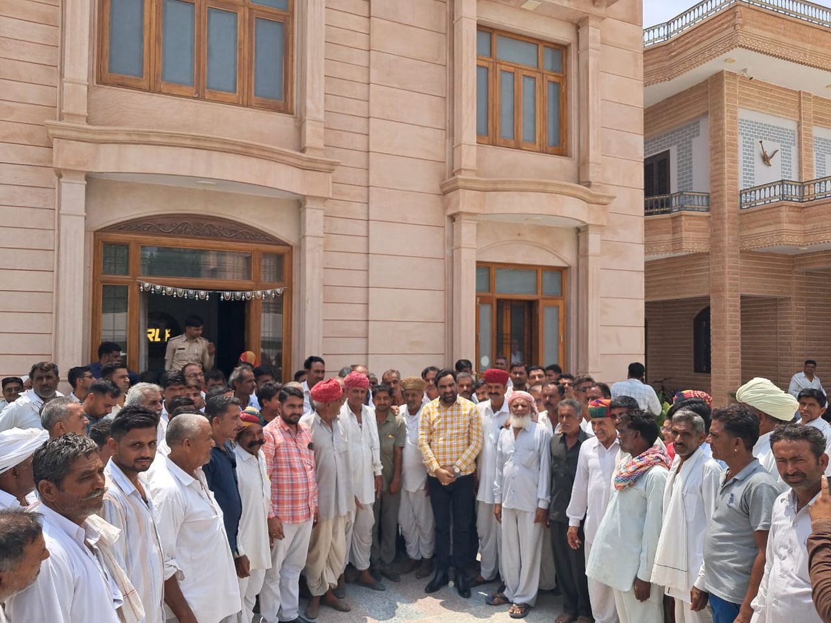 hanumanbeniwal's tweet photo. आज नागौर आवास पर मुंडवा कस्बे में स्थित अंबुजा सीमेंट कंपनी की नीतियों के खिलाफ आंदोलित किसानों ने मुलाकात की, कंपनी द्वारा भूमि अधिग्रहण अधिनियम 2013 की अनुपालना भी नही की गई क्योंकि मुआवजा इस अधिनियम के लागू होने से पहले की दर से दिया गया जबकि मुआवजे की राशि इस अधिनियम के लागू होने के दो वर्ष बाद दी गई साथ ही आंदोलित किसानों ने कई मुद्दो और मांगो से अवगत करवाया ! इस कंपनी के खिलाफ मेरे द्वारा विधायक रहते हुए विधानसभा में और सांसद बनने के बाद लोक सभा में मुद्दा भी उठाया गया था ! दुर्भाग्य इस बात का है की कई नेता ऐसी कम्पनियों के मुनीम के रूप में कार्य करते है जिसके कारण यह शासन -प्रशासन से सांठगांठ करके जनता के अधिकारों के साथ कुठाराघात करते है ! राष्ट्रीय लोकतांत्रिक पार्टी इस आंदोलन में आंदोलित किसानों के साथ खड़ी है ! मुंडवा, ईनाणा, खेण और खेरवाड़ सहित कई गांवों के किसान मौजूद रहें !