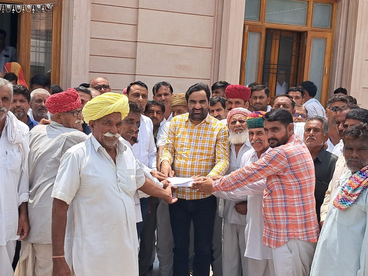 hanumanbeniwal's tweet photo. आज नागौर आवास पर मुंडवा कस्बे में स्थित अंबुजा सीमेंट कंपनी की नीतियों के खिलाफ आंदोलित किसानों ने मुलाकात की, कंपनी द्वारा भूमि अधिग्रहण अधिनियम 2013 की अनुपालना भी नही की गई क्योंकि मुआवजा इस अधिनियम के लागू होने से पहले की दर से दिया गया जबकि मुआवजे की राशि इस अधिनियम के लागू होने के दो वर्ष बाद दी गई साथ ही आंदोलित किसानों ने कई मुद्दो और मांगो से अवगत करवाया ! इस कंपनी के खिलाफ मेरे द्वारा विधायक रहते हुए विधानसभा में और सांसद बनने के बाद लोक सभा में मुद्दा भी उठाया गया था ! दुर्भाग्य इस बात का है की कई नेता ऐसी कम्पनियों के मुनीम के रूप में कार्य करते है जिसके कारण यह शासन -प्रशासन से सांठगांठ करके जनता के अधिकारों के साथ कुठाराघात करते है ! राष्ट्रीय लोकतांत्रिक पार्टी इस आंदोलन में आंदोलित किसानों के साथ खड़ी है ! मुंडवा, ईनाणा, खेण और खेरवाड़ सहित कई गांवों के किसान मौजूद रहें !