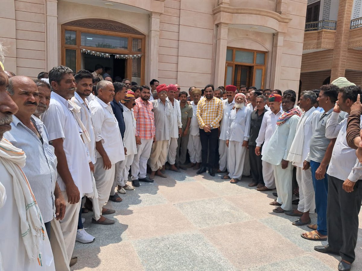 hanumanbeniwal's tweet photo. आज नागौर आवास पर मुंडवा कस्बे में स्थित अंबुजा सीमेंट कंपनी की नीतियों के खिलाफ आंदोलित किसानों ने मुलाकात की, कंपनी द्वारा भूमि अधिग्रहण अधिनियम 2013 की अनुपालना भी नही की गई क्योंकि मुआवजा इस अधिनियम के लागू होने से पहले की दर से दिया गया जबकि मुआवजे की राशि इस अधिनियम के लागू होने के दो वर्ष बाद दी गई साथ ही आंदोलित किसानों ने कई मुद्दो और मांगो से अवगत करवाया ! इस कंपनी के खिलाफ मेरे द्वारा विधायक रहते हुए विधानसभा में और सांसद बनने के बाद लोक सभा में मुद्दा भी उठाया गया था ! दुर्भाग्य इस बात का है की कई नेता ऐसी कम्पनियों के मुनीम के रूप में कार्य करते है जिसके कारण यह शासन -प्रशासन से सांठगांठ करके जनता के अधिकारों के साथ कुठाराघात करते है ! राष्ट्रीय लोकतांत्रिक पार्टी इस आंदोलन में आंदोलित किसानों के साथ खड़ी है ! मुंडवा, ईनाणा, खेण और खेरवाड़ सहित कई गांवों के किसान मौजूद रहें !