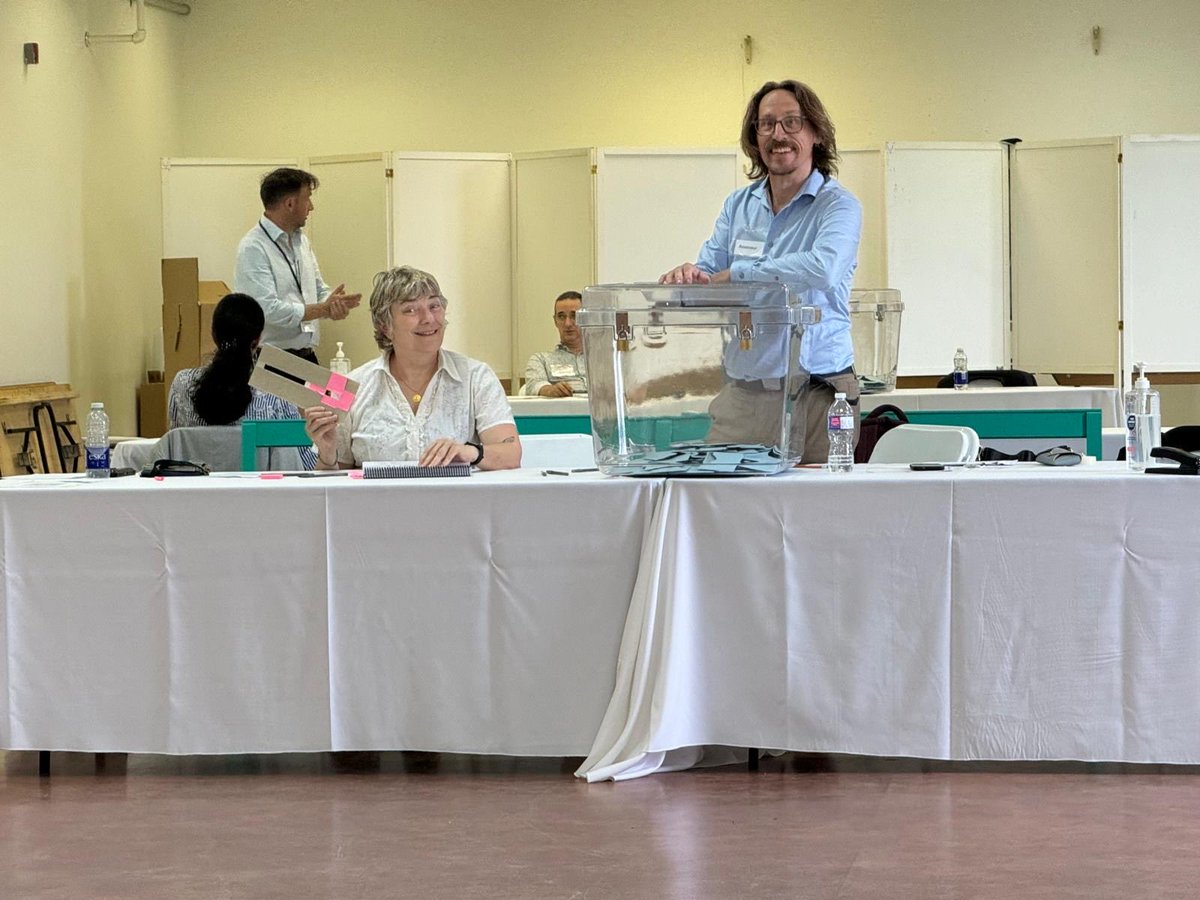 FranceQC's tweet photo. 🗳️#elections2024 La démocratie a un prix: celui de la mobilisation citoyenne. À Québec, en 3 tours d’élection, nous avons accueilli 6700 votants à l’urne, 8700 votants électroniques, grâce à l’équipe du consulat et la cinquantaine de volontaires. 🙏 MERCI ⁦@FR_Consulaire⁩ https://t.co/mweK4wesNE