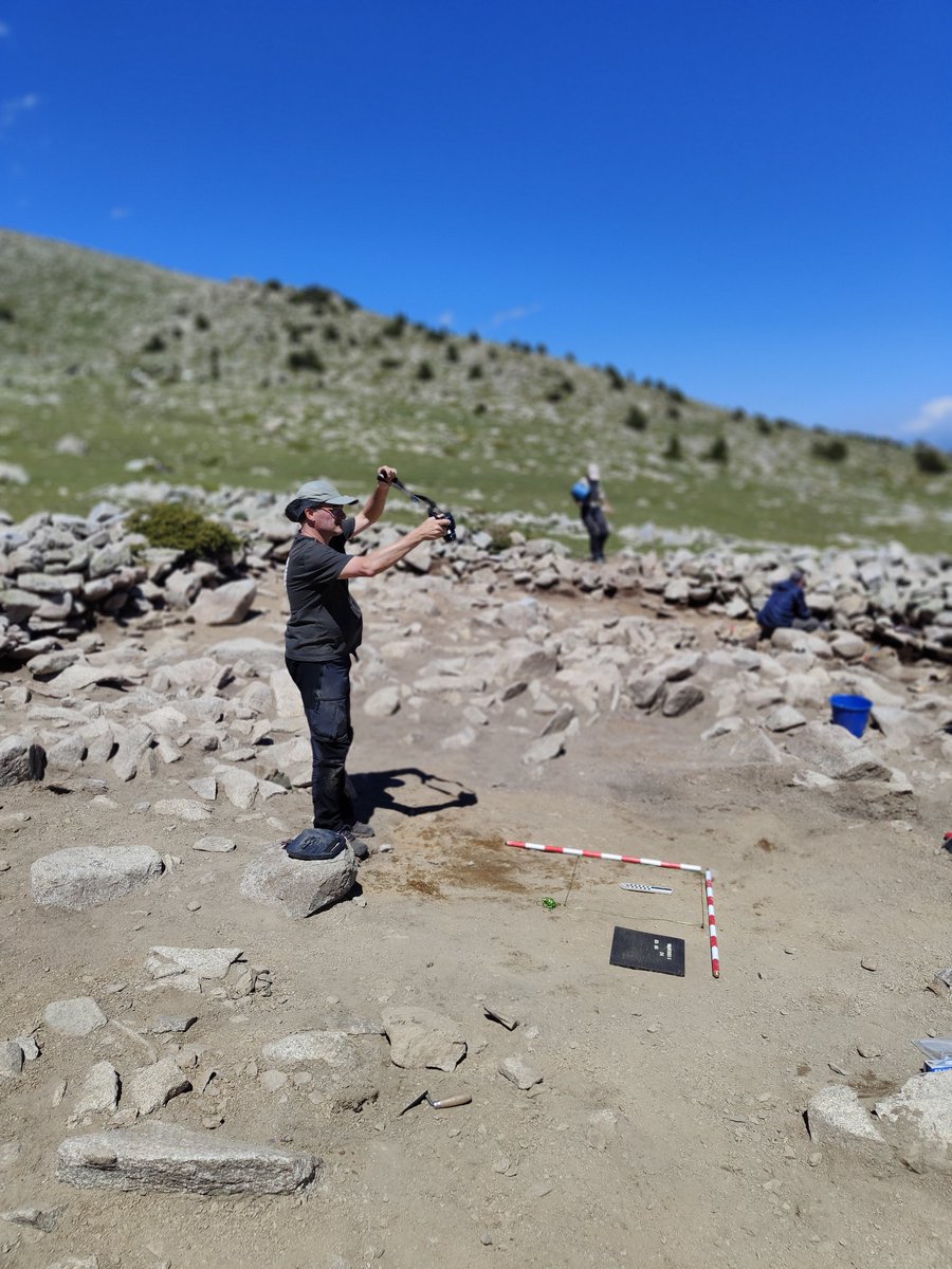 GIAP_ICAC's tweet photo. 💪🏼⛏️5a jornada #excavació al #jaciment Coll de Molleres I (#Meranges) Els treballs avancen a bon ritme. Hem esgotat els nivells arqueològics al pati interior del recinte i estem obrint nova àrea en extensió al sector nord del jaciment. #SomCERCA #arqueologia #muntanya #Pirineus https://t.co/rN5GOd2Cwo