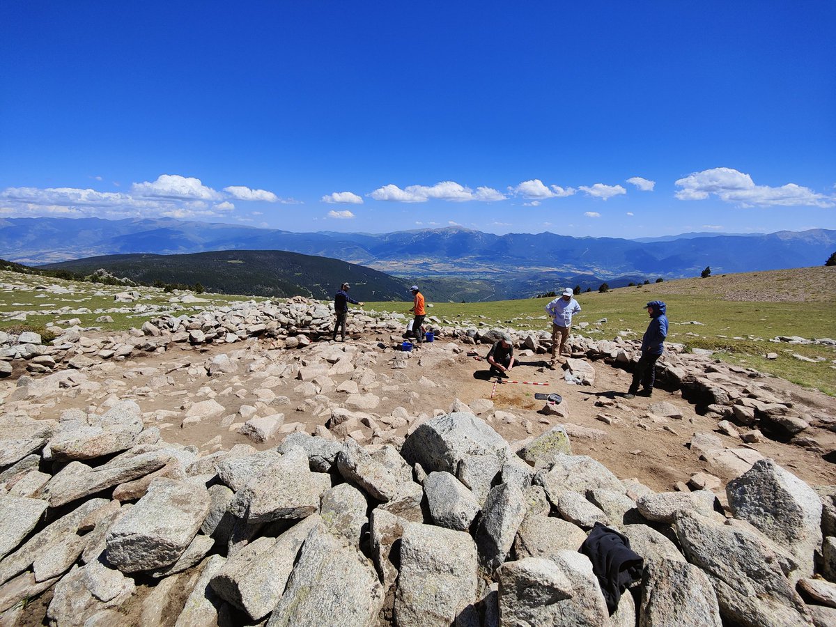 GIAP_ICAC's tweet photo. 💪🏼⛏️5a jornada #excavació al #jaciment Coll de Molleres I (#Meranges) Els treballs avancen a bon ritme. Hem esgotat els nivells arqueològics al pati interior del recinte i estem obrint nova àrea en extensió al sector nord del jaciment. #SomCERCA #arqueologia #muntanya #Pirineus https://t.co/rN5GOd2Cwo
