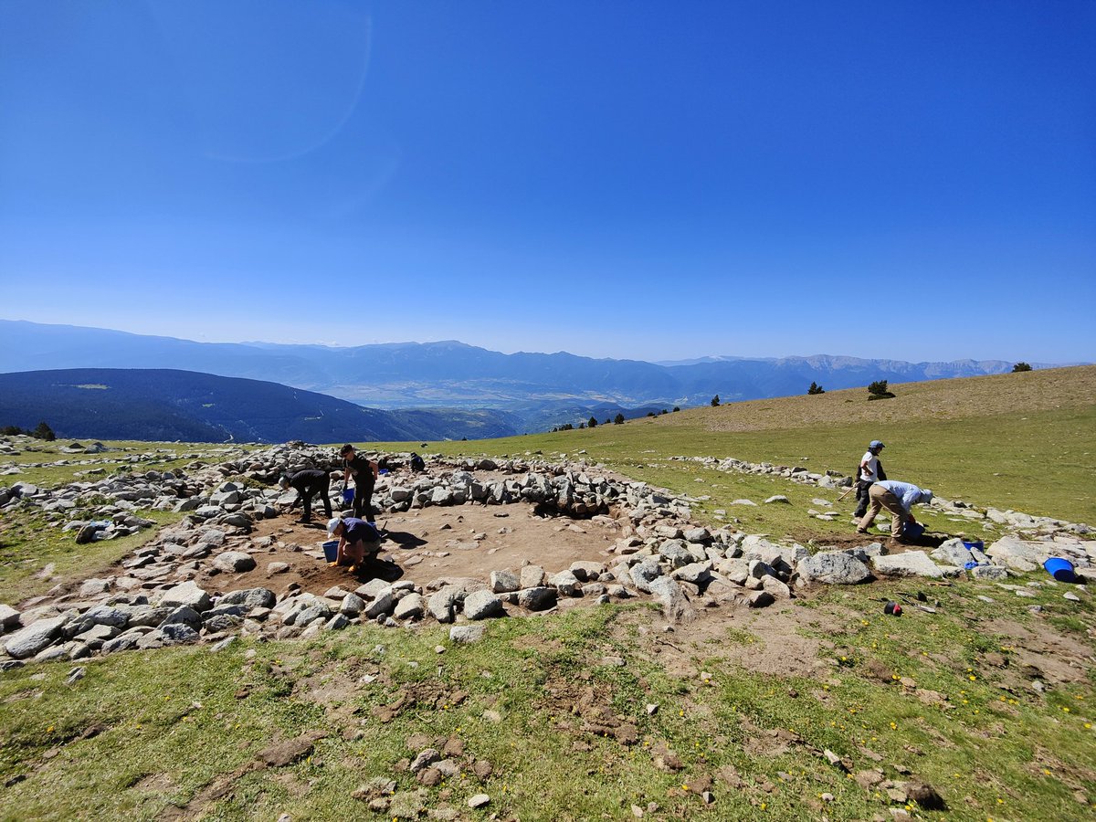 GIAP_ICAC's tweet photo. 💪🏼⛏️5a jornada #excavació al #jaciment Coll de Molleres I (#Meranges) Els treballs avancen a bon ritme. Hem esgotat els nivells arqueològics al pati interior del recinte i estem obrint nova àrea en extensió al sector nord del jaciment. #SomCERCA #arqueologia #muntanya #Pirineus https://t.co/rN5GOd2Cwo