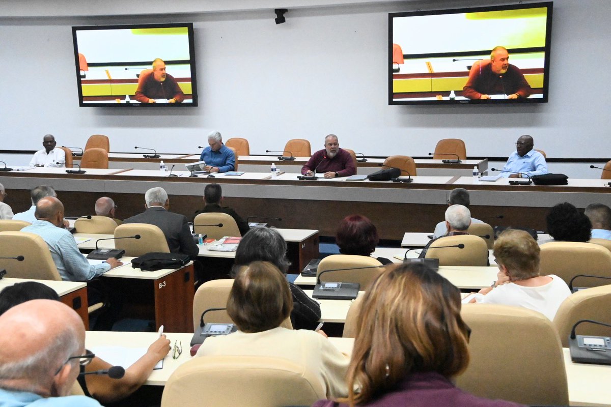 PresidenciaCuba's tweet photo. ✍️| El Consejo de Ministros ejerció la iniciativa legislativa para presentar a la aprobación del Consejo de Estado seis decretos leyes, con los cuales se actualizan las disposiciones jurídicas para los actores económicos no estatales.

🔗| https://t.co/7bDtojLL1v
.
.
.
#Cuba 🇨🇺 https://t.co/b6XBiqQZcQ