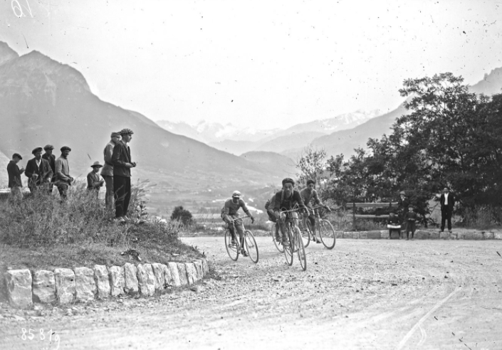 Radio3tweet's tweet photo. Nel giugno del 1924, durante il #TourdeFrance, Ottavio Bottecchia indossa la maglia gialla dal primo all'ultimo giorno: è la sua consacrazione. Questa ed altre imprese nel secondo episodio di Io vado, qui https://t.co/9KPqhtg2e8 https://t.co/tcMBSK6JIE