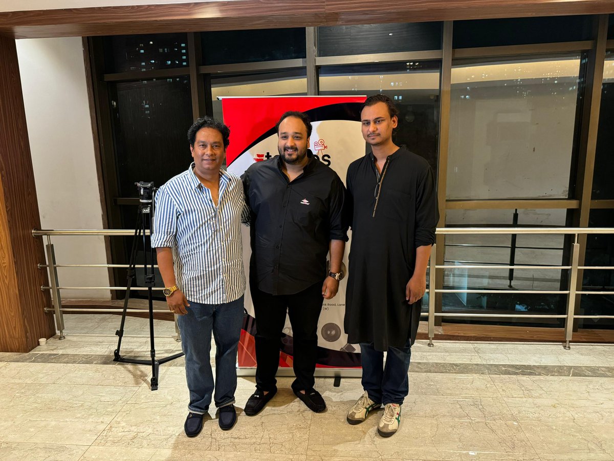 zeeshanBabaS's tweet photo. Attended A musical Storytelling Drama “MIRA” directed by Amit Joshi at Mukkti Cultural Club along with a dear friend @AshishSinghLIVE bhai who invited me to the program. The energy of live theater is indescribable and the storytelling by Laksh Maheshwari was truly incredible. https://t.co/XurCiO3lOs