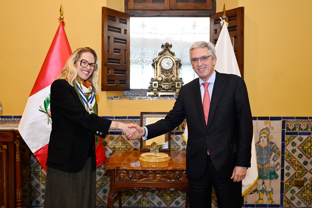 CancilleriaPeru's tweet photo. #PerúRumboALaOCDE | El vicecanciller Peter Camino se reunió con Gandia Robertson, asesora legal senior de la @OECD. Destacaron el compromiso político y el despliegue técnico del 🇵🇪 para seguir avanzando en su incorporación a la organización e implementar sus recomendaciones. https://t.co/4wAX3zaaZ3