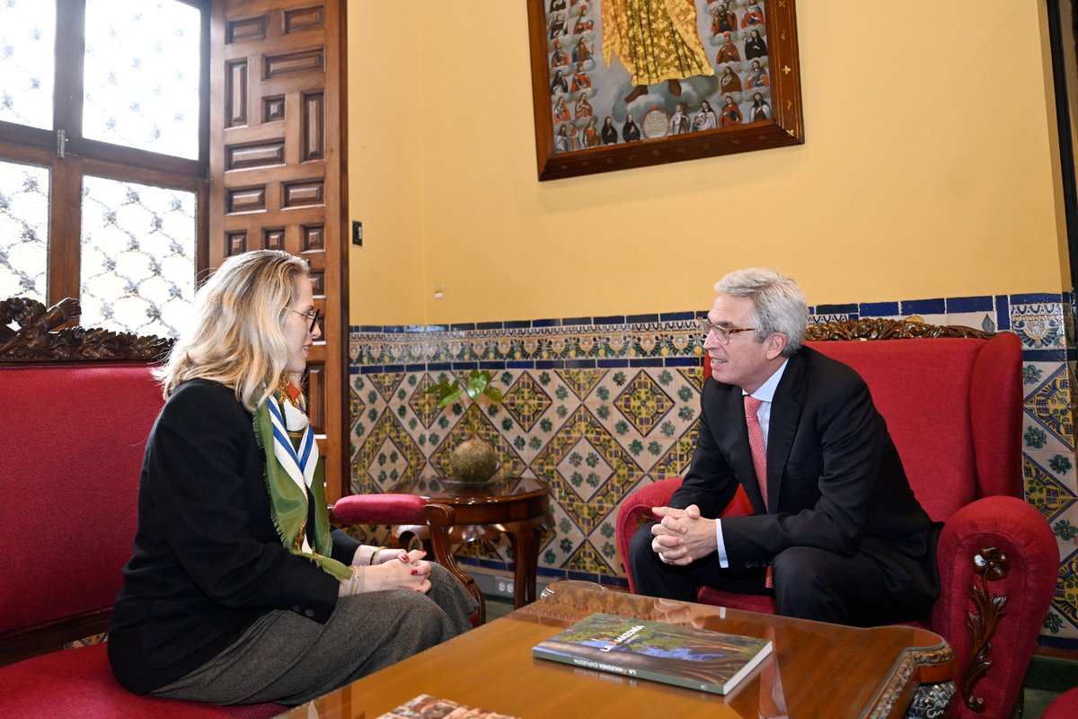 CancilleriaPeru's tweet photo. #PerúRumboALaOCDE | El vicecanciller Peter Camino se reunió con Gandia Robertson, asesora legal senior de la @OECD. Destacaron el compromiso político y el despliegue técnico del 🇵🇪 para seguir avanzando en su incorporación a la organización e implementar sus recomendaciones. https://t.co/4wAX3zaaZ3