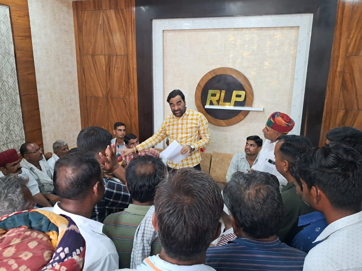 hanumanbeniwal's tweet photo. आज नागौर आवास पर मुंडवा कस्बे में स्थित अंबुजा सीमेंट कंपनी की नीतियों के खिलाफ आंदोलित किसानों ने मुलाकात की, कंपनी द्वारा भूमि अधिग्रहण अधिनियम 2013 की अनुपालना भी नही की गई क्योंकि मुआवजा इस अधिनियम के लागू होने से पहले की दर से दिया गया जबकि मुआवजे की राशि इस अधिनियम के लागू होने के दो वर्ष बाद दी गई साथ ही आंदोलित किसानों ने कई मुद्दो और मांगो से अवगत करवाया ! इस कंपनी के खिलाफ मेरे द्वारा विधायक रहते हुए विधानसभा में और सांसद बनने के बाद लोक सभा में मुद्दा भी उठाया गया था ! दुर्भाग्य इस बात का है की कई नेता ऐसी कम्पनियों के मुनीम के रूप में कार्य करते है जिसके कारण यह शासन -प्रशासन से सांठगांठ करके जनता के अधिकारों के साथ कुठाराघात करते है ! राष्ट्रीय लोकतांत्रिक पार्टी इस आंदोलन में आंदोलित किसानों के साथ खड़ी है ! मुंडवा, ईनाणा, खेण और खेरवाड़ सहित कई गांवों के किसान मौजूद रहें !