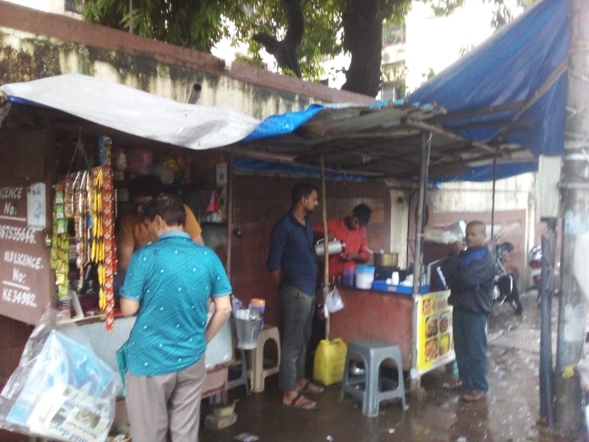 MotaNagar's tweet photo. @mybmc @mybmcWardKE @mybmchealth @mybmcHealthDept Unauthorized tea and Vada Pav stalls outside our exit gate @MotaNagar Society, Chakala causing inconvenience to pedestrians &amp;hygiene issues. Request immediate action to remove these stalls #Mumbai #BMC #Encroachment #hygiene https://t.co/E25tcA0ost