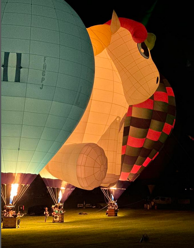 #JeudiPhoto 📷 | Annonay, capitale de la #montgolfière, invention ardéchoise ! 🌬

La Ville d'Annonay organisait ce week-end la 3ème édition du Festival "Je peux pas, j'ai montgolfière" ! 🎈

💡 Saviez vous que les vols en saison estivale ne peuvent se faire que le matin très tôt