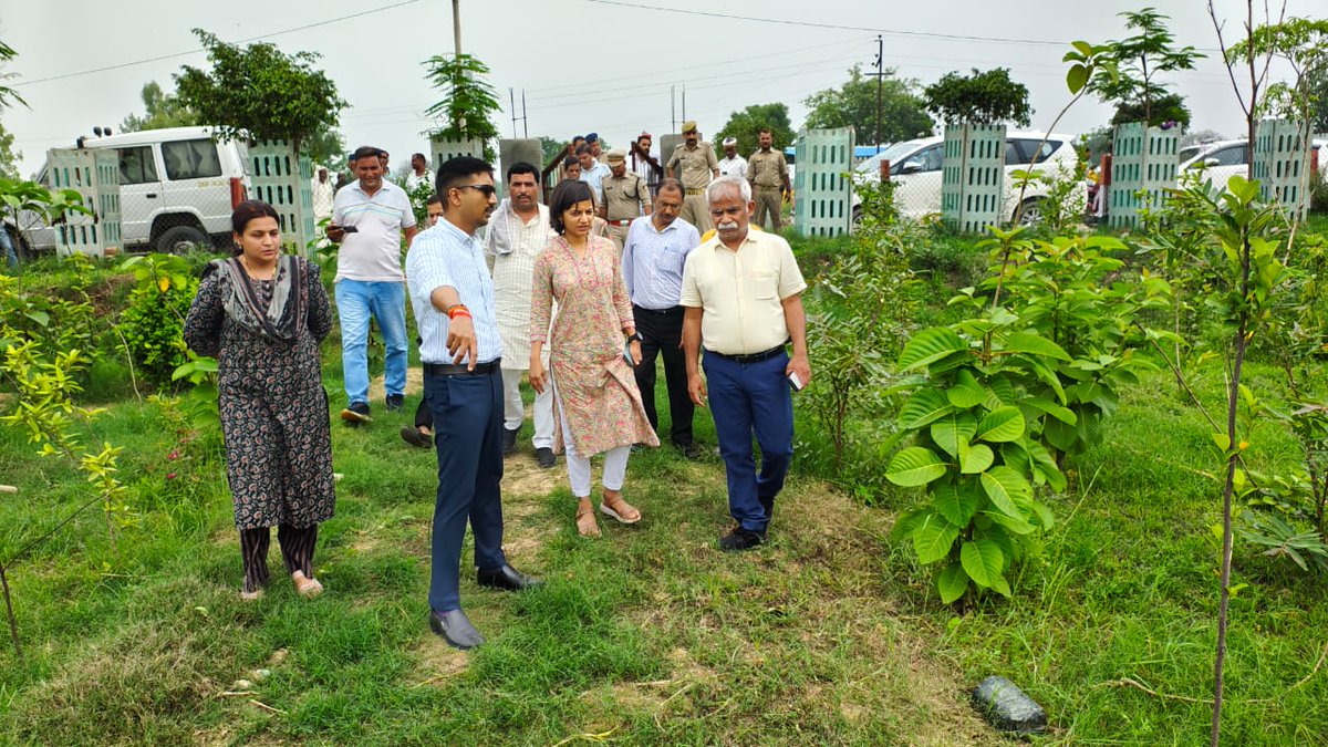 Dm_Aligarh's tweet photo. श्रावण मास एवं संभावित बाढ़ के दृष्टिगत सांकरा गंगा घाट का निरीक्षण कर व्यवस्थाओं का जायजा लिया। विभिन्न गंगा ग्रामों में कराए जाने वाले वृहद वृक्षारोपण की तैयारियों का स्थलीय निरीक्षण कर आवश्यक दिशा निर्देश दिए। https://t.co/91YiL3xhMK