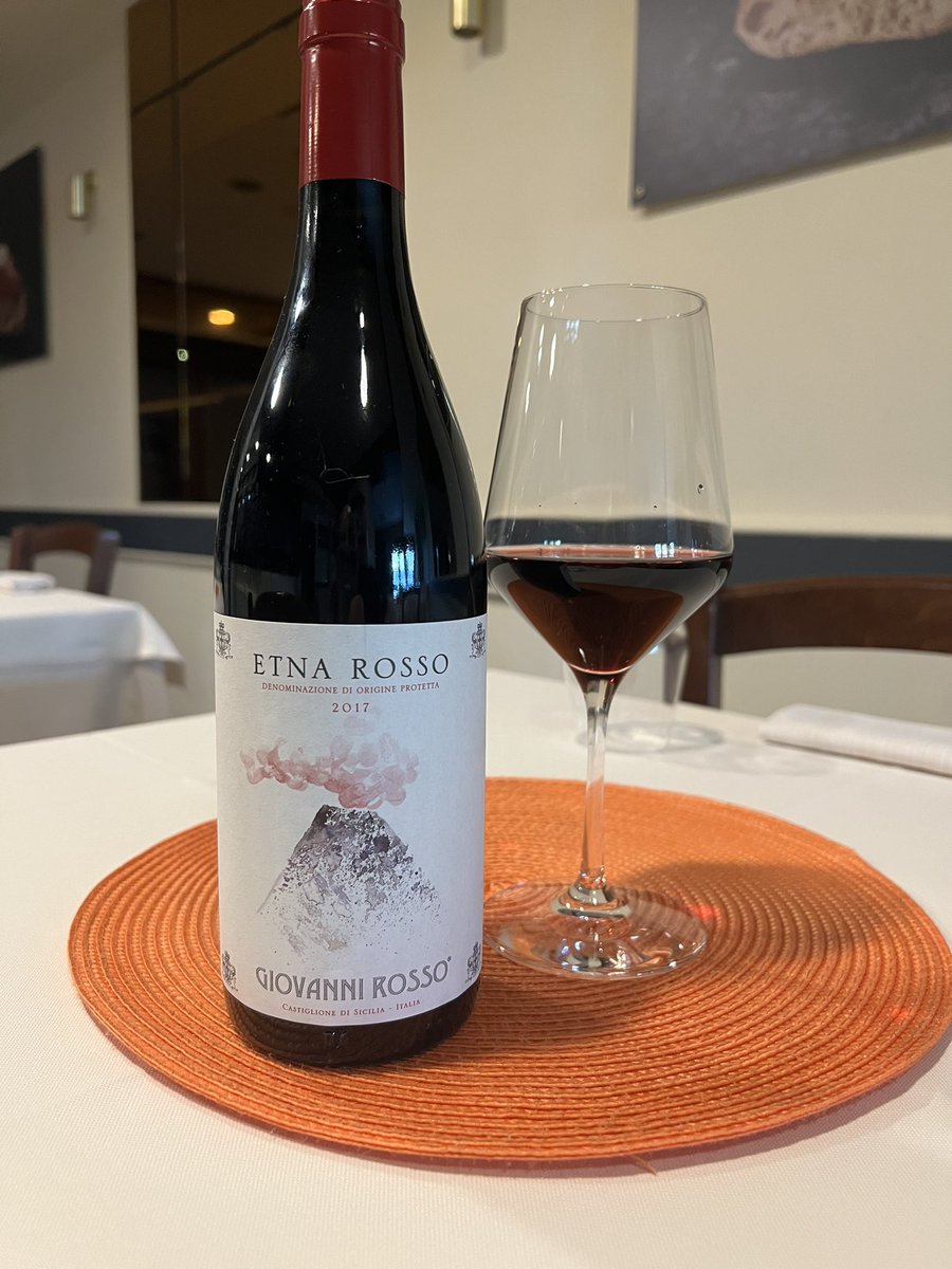 patrickricci25's tweet photo. 🍷✨ Oggi vi presentiamo il nostro vino "ETNA ROSSO - Giovanni Rosso". Un vino che interpreta con modernità le doti dei celebri vitigni Nerello Mascalese Perfetto per accompagnare le nostre pizze. 

𝐕𝐢𝐞𝐧𝐢 𝐚 𝐩𝐫𝐨𝐯𝐚𝐫𝐥𝐨  🍇❤️

#VinoDelGiorno #PatrickRicci #pizza #vino https://t.co/j4wkQPbght