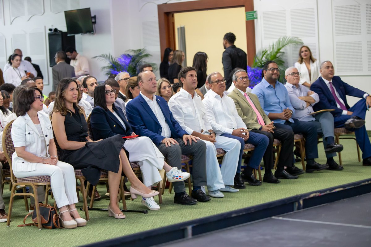 Taní llega a Santiago!

Gracias a la <a href="/AlcaldiadeStgo/">Alcaldía de Santiago</a> en la persona de Ulises Rodríguez por el recibimiento de nuestra mascota juntos a las autoridades y personalidades.

Así mismo nuestra <a href="/sedofutbol/">Selección Dominicana de Futbol</a> Femenina estuvieron presentes como anfitrionas del Mundial.