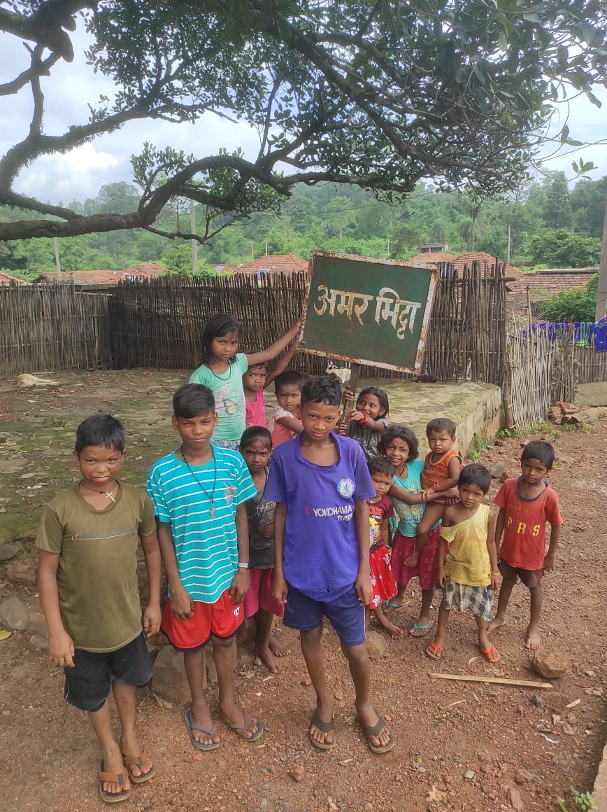 अमनभीटा (लिट्टीपारा, पाकुड़) के उत्क्रमित प्राथमिक विद्यालय में पिछले एक साल से पढ़ाई ठप्प है क्योंकि एक मात्र शिक्षक आते ही नही हैं. विद्यालय में गाय-बकरी बांधे रहते हैं. क्षत्र के 40 PVTG आदिवासी बच्चे शिक्षा के अधिकार से वंचित हैं. त्वरित कार्यवाई की अपेक्षा, <a href="/HemantSorenJMM/">Hemant Soren</a>