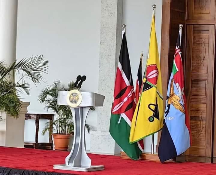 dkisngugi's tweet photo. Can someone confirm the rumor that the Kenya president will order that all those police officers and their commanders responsible for killing 42 protesters, kidnapping of 32 have been dismissed and due for arrest #RejectFinanceBill2024 #Justice4Rex https://t.co/iWvNCIUVs3