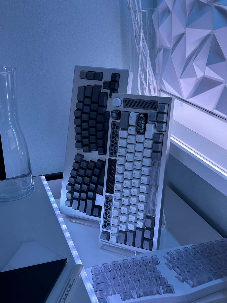 karasum34915465's tweet image. my keyboards

 #desksetup 
 #Glorious 
 #Monsgeek 
 #epomaker