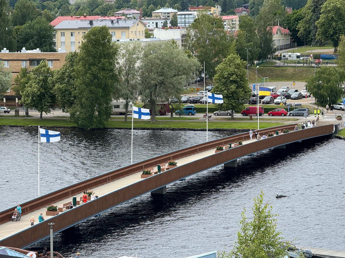 YrjoAho's tweet photo. #Savonlinna @operafestivalfi #Nabucco #muikut #Silta jonka alla #akanvirta antaa avovesiuimarille huimat kyydit https://t.co/jGeZZq9WF6