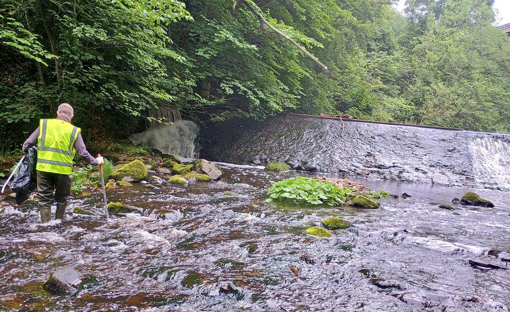 WOLCT's tweet photo. A volunteering session up at Juniper this morning with teams in the river removing rubbish and hunting invasive species.
Whilst on dry land we trimmed back butterbur to give the trees we planted earlier in the year more space
@Edinburgh_CC @KSBScotland #wedigtrees @TCVScotland https://t.co/BtsptFOgCA