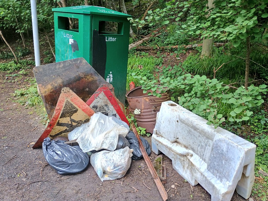 WOLCT's tweet photo. A volunteering session up at Juniper this morning with teams in the river removing rubbish and hunting invasive species.
Whilst on dry land we trimmed back butterbur to give the trees we planted earlier in the year more space
@Edinburgh_CC @KSBScotland #wedigtrees @TCVScotland https://t.co/BtsptFOgCA