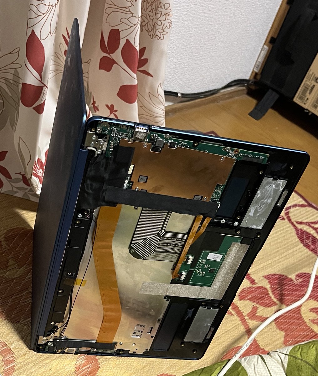 momo_1971's tweet photo. #SmartBook
キーボードにワインこぼしてしまい、いくつかのキーが打てなくなり、ついにX(キー)が暴走し始めたので、分解してみました。
キーボード部分が外せなかったので、キーの隙間エタノールをつけてブラシッングしてみました。
それにしてもこんな小さくなって、20年前だとバカ売れなのに😰 https://t.co/3paAnFEAhW