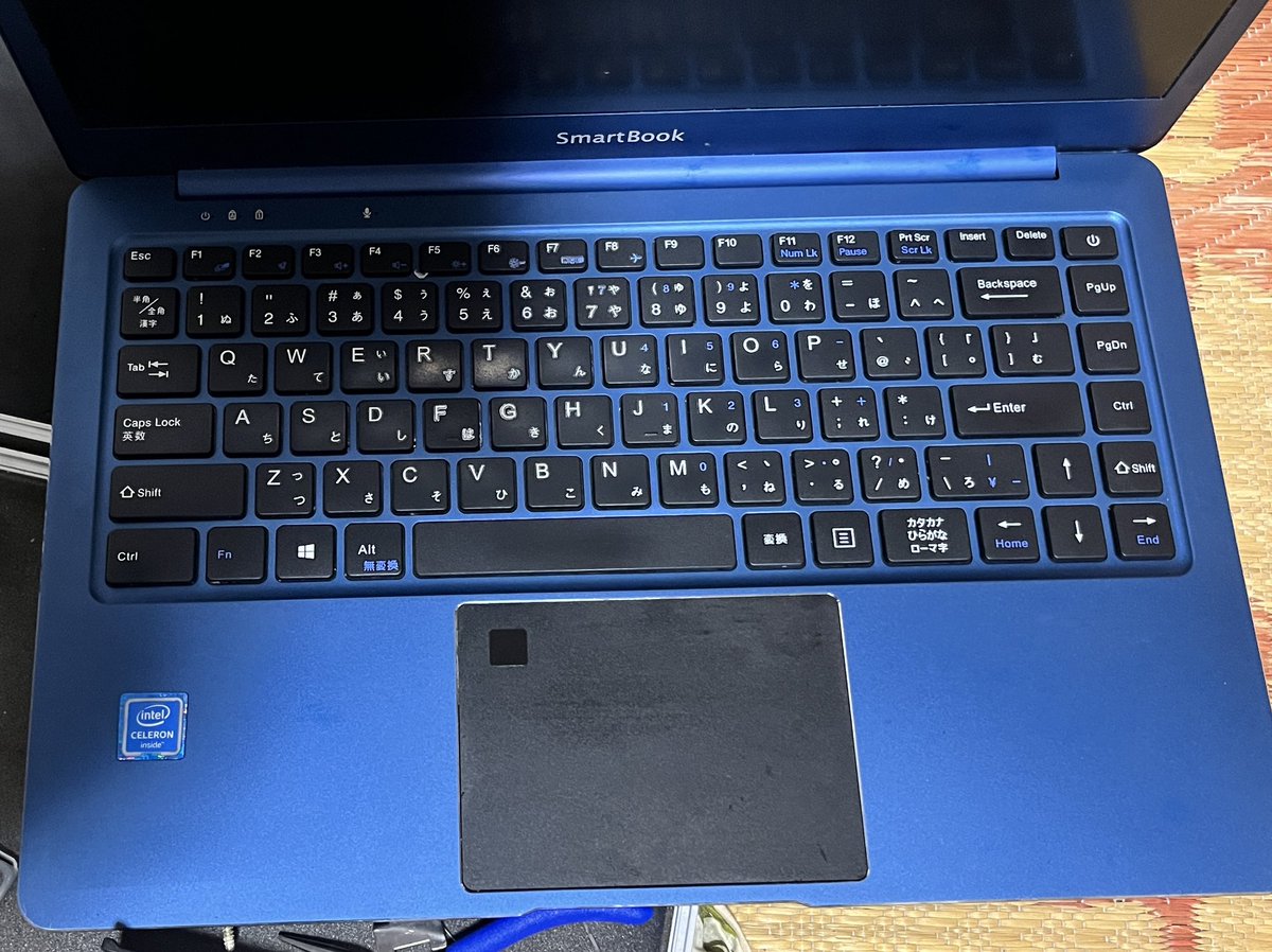 momo_1971's tweet photo. #SmartBook
キーボードにワインこぼしてしまい、いくつかのキーが打てなくなり、ついにX(キー)が暴走し始めたので、分解してみました。
キーボード部分が外せなかったので、キーの隙間エタノールをつけてブラシッングしてみました。
それにしてもこんな小さくなって、20年前だとバカ売れなのに😰 https://t.co/3paAnFEAhW