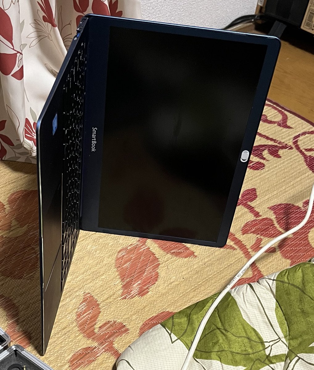 momo_1971's tweet photo. #SmartBook
キーボードにワインこぼしてしまい、いくつかのキーが打てなくなり、ついにX(キー)が暴走し始めたので、分解してみました。
キーボード部分が外せなかったので、キーの隙間エタノールをつけてブラシッングしてみました。
それにしてもこんな小さくなって、20年前だとバカ売れなのに😰 https://t.co/3paAnFEAhW