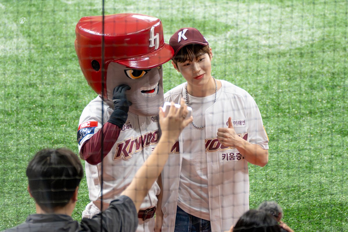 hsw_cherryya's tweet photo. 240710 키움 히어로즈 시구

역광 상황에서도
그물망이 방해해도
가려지지 않는 잘생김

#하성운
#HASUNGWOON
@gooreumseng https://t.co/S0cP5Lpfh4