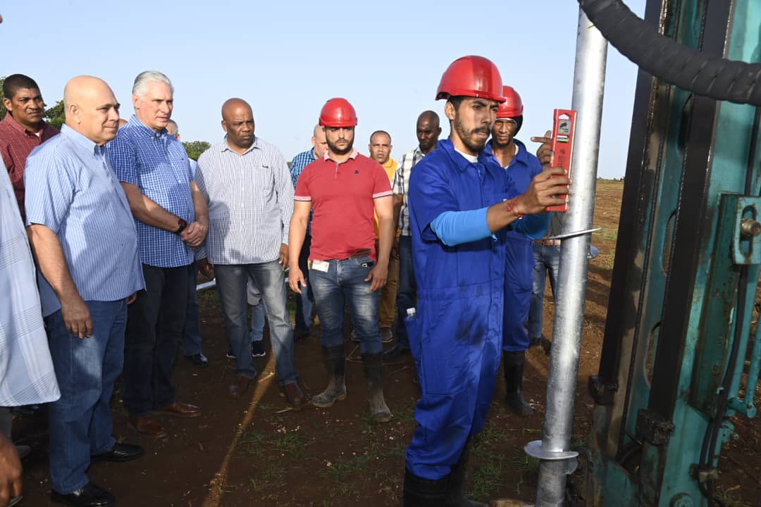 ☀️| El área donde se ejecuta la inversión de un nuevo parque solar fotovoltaico fue el primer punto del recorrido.

La obra, que comenzó el pasado mayo, contribuirá con 21.8 MW al Sistema Eelctroenergético Nacional y significará una fuente sustancial de ahorro de combustible.