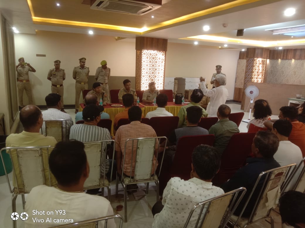 आने वाले सावन माह के दृष्टिगत सभी व्यापारियों के अपर पुलिस आयुक्त कानून व्यवस्था, पुलिस उपायुक्त काशी महोदय के निर्देशन में मीटिंग की गई तथा उनके सहयोग और सुझावों के सम्बंध में वार्ता की गई @cpvns @uppolice @dcpkashi