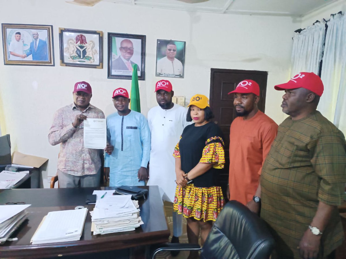 TheYoungPDP's tweet photo. The PDP National Youth Group paid a courtesy visit to Hon Clement Asuelimhen, the Chairman of Edo Guber Youth Campaign Council who doubles as the Chairman, Igueben LGA in Edo State.
#EdoIsPDP https://t.co/Jri4jZz3GP