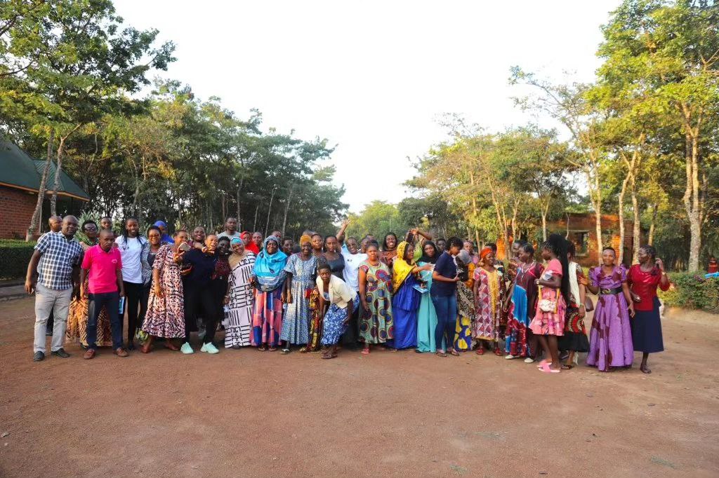 Annagrace_ag_'s tweet photo. As a #BintiDijitali, I aspire to continue helping girls and women thrive within the digital space!

It was an honor facilitating a workshop under @unwomentanzania and KJPII, to enhance the skills of rural women entrepreneurs in Kigoma, on branding and digital marketing! https://t.co/drXRNarpZa
