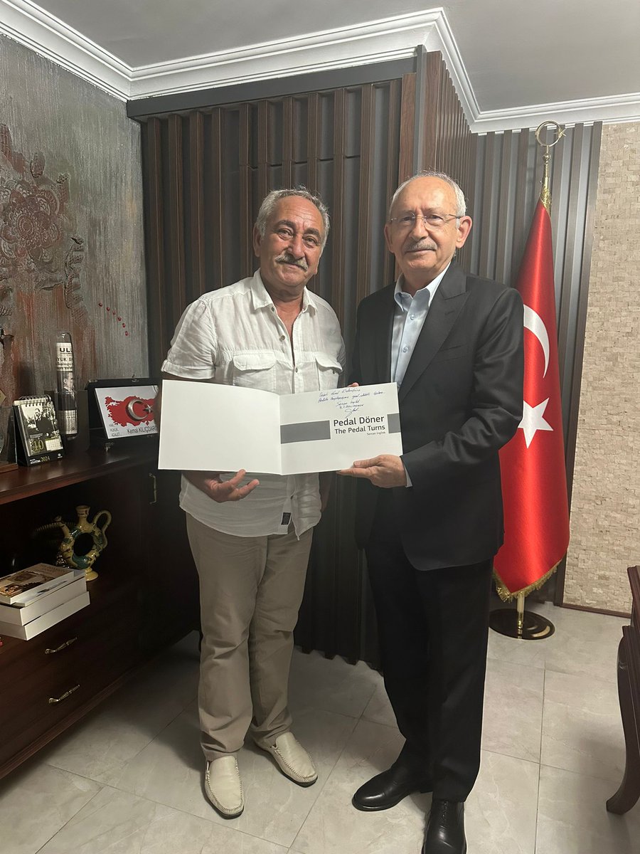 sercaningilok's tweet photo. Komşum Mersin'li Çiftçi @ciftci_oncel33 abim,Değerli @kilicdarogluk 'na  Pedal Döner kitabımı iletmiş. 
💼 Bisikletli yaşamı anlattığım kitabımın ulaşması inanılmaz mutlu etti beni...
Çok teşekkürler çiftçi Kemal abim ❤️
#belgeselfotograf #ciftcikemal #pedaldöner https://t.co/0ohmpVcjPq