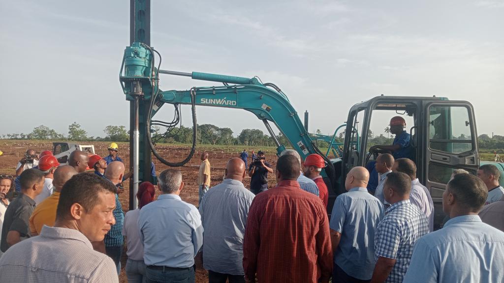 En horas de la mañana <a href="/DiazCanelB/">Miguel Díaz-Canel Bermúdez</a> y <a href="/DrRobertoMOjeda/">Dr. Roberto Morales Ojeda</a> visitan el municipio Cotorro en La Habana. Aquí conocieron sobre la ejecución del Parque solar fotovoltaico de 21.8 mw de potencia y 50 mw de acumulación, lo que representa un aporte sustancial al sistema eléctrico del país
