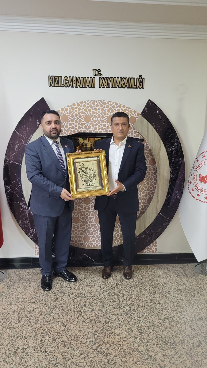 Önceki dönem İstanbul Vali Yardımcısı, sonrasında Erciş Kaymakamı ve şimdi Ankara Kızılcahamam Kaymakamı olarak atanan aile dostumuz, kıymetli ağabeyim Dr. Nuri Mehmet Beyoğlu'nu makamında hayırlı olsun ziyaretinde bulundum. Hasret giderip sohbet ettik ve istişarelerde bulunduk.