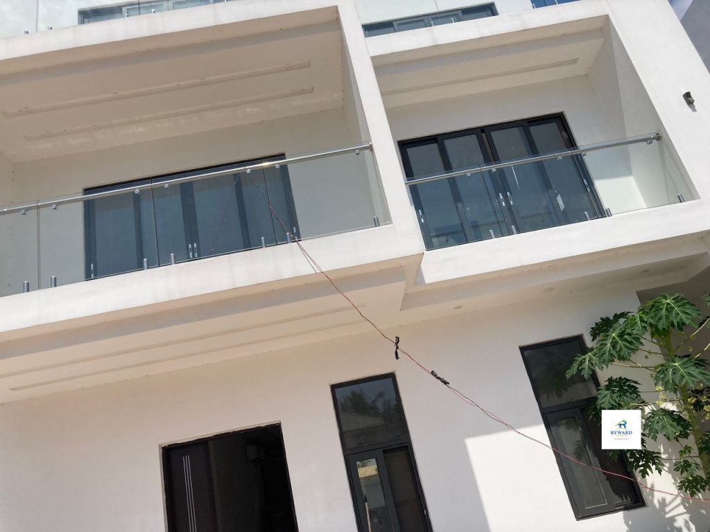 Estategh_'s tweet photo. 5-bedroom house for sale at Airport Residential. This exquisite house features adequate parking, water storage and pumping systems, telephone and internet connection, large balconies, a store room, and a study area. 
https://t.co/LlW8pmyOU7 https://t.co/3mJJWe8UlK