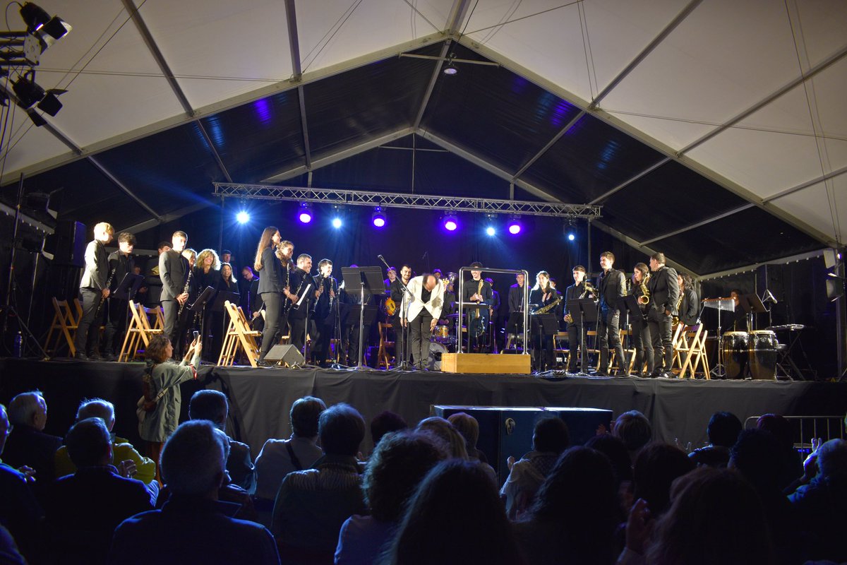 MILA ESKER Queen gauera gerturatu zineten guztiei!🔥😍

Emozionatuta jarraitzen dugu… izugarria izan zen karpa herritarrez beteta ikustea 🥹🫶🏼

Eskerrik asko <a href="/Jon_Gurrutxaga/">Jon Gurrutxaga</a> ! Plazer haundia izan da kontzertu hau zurekin eskaintzea! Musikari, abeslari eta pertsona bikaina!🎶❤️🎵