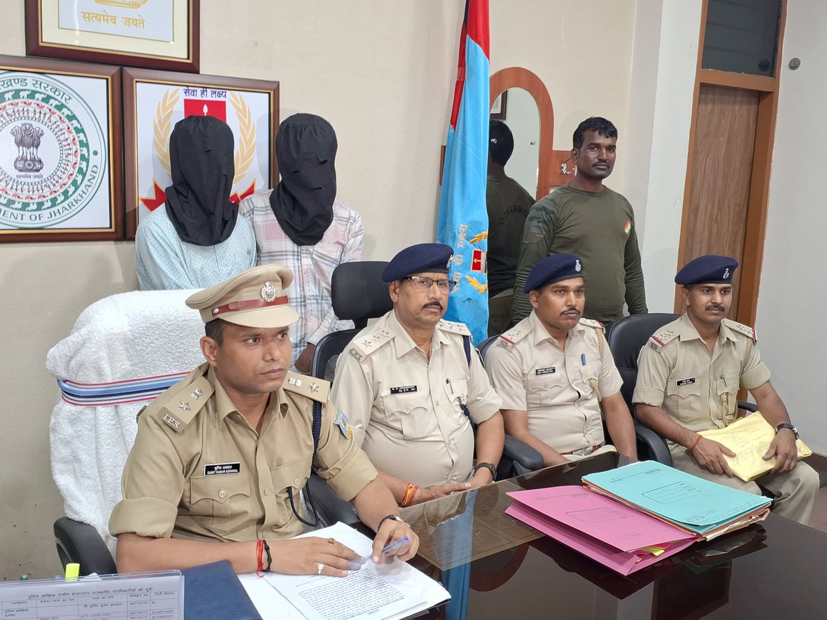 दिनांक-10/07/2024 को बुड़मू थाना अंतर्गत ग्राम ओझासाड़म से अजय महतो का हुए अपहरण कांड का उद्भेदन करते हुए रांची पुलिस द्वारा 12 घंटे के अंदर कांड में संलिप्त दो अभियुक्तों को गिरफ्तार किया गया है एवं इनके निशानदेही पर जिकरा फाॅल के <a href="/JharkhandPolice/">Jharkhand Police</a> <a href="/Lathkar_IPS/">Sanjay A. Lathkar</a> <a href="/amolhomkar_IPS/">Amol V Homkar</a>