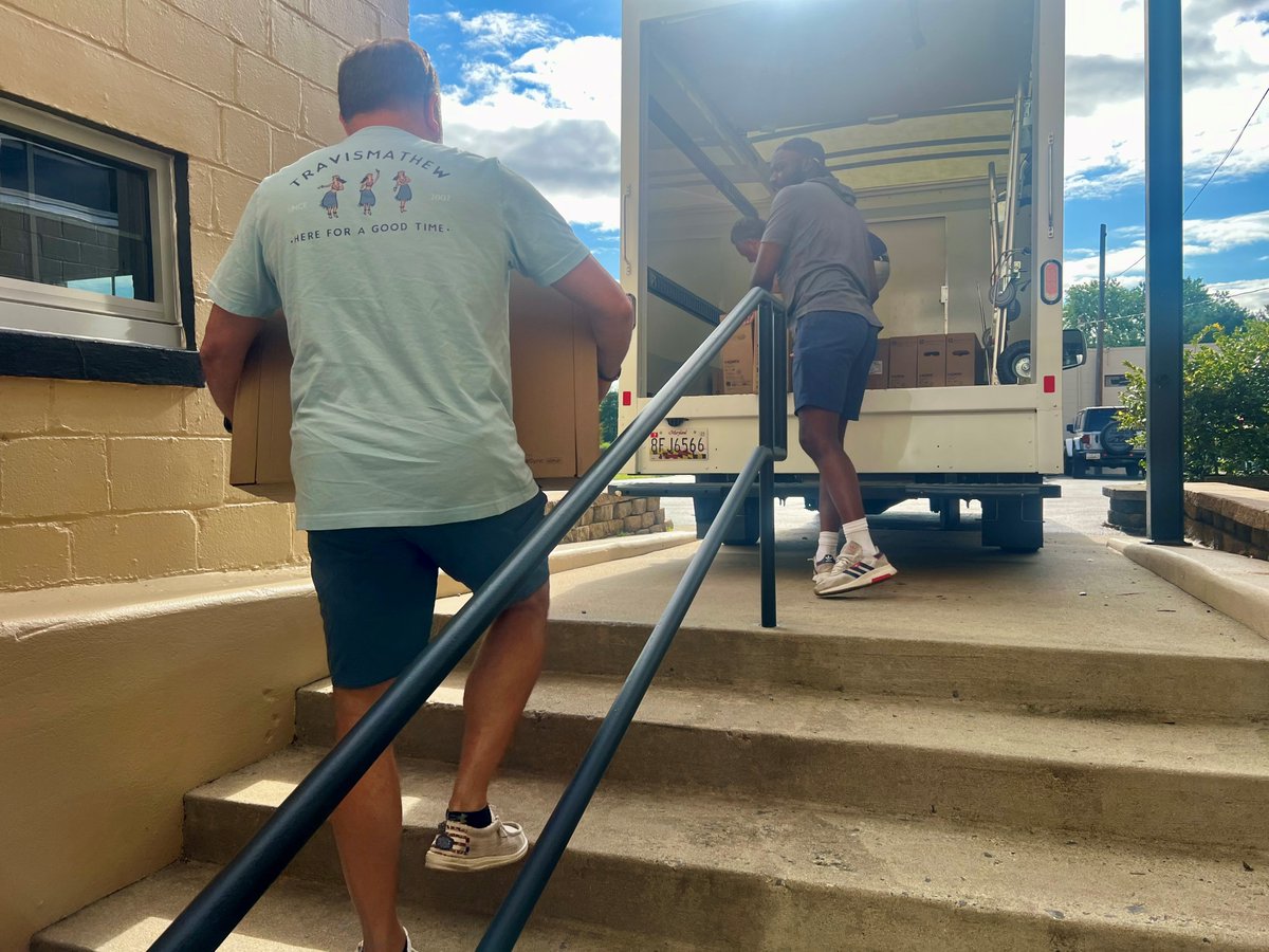En_NetServices's tweet photo. Loading Day at @En_NetServices! Being a small business we all wear many hats.
#allhandsondecks
#EngageEnvisionEnableEnNet