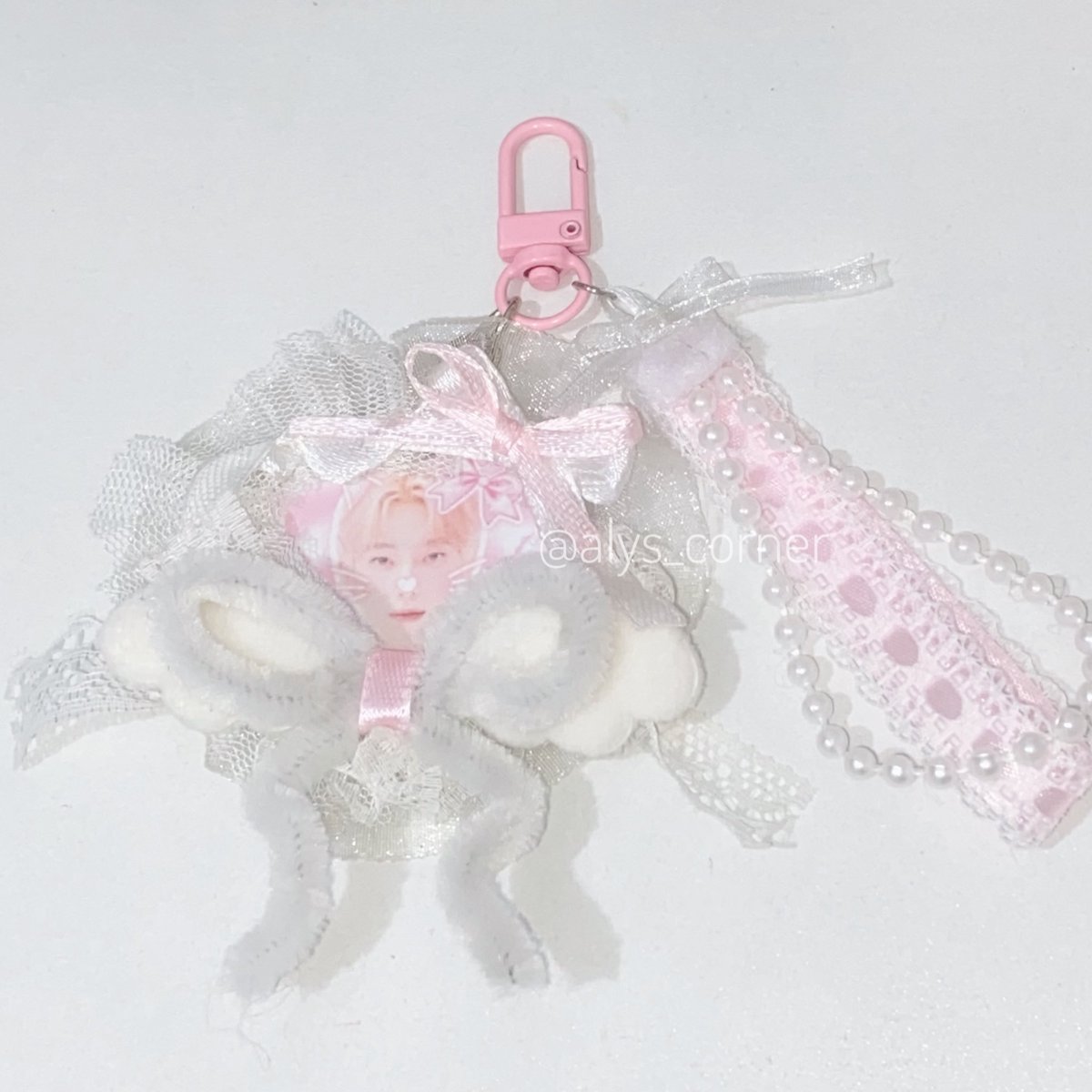 alys_corner's tweet photo. 🎀 {help rt} wts lfb deco lace keychain 
 
ೀ ◞ ◟‿◞ ೀ ◟‿◞ ೀ ◞ ◟‿◞ ೀ
         
mini lace ribbon keychain / pic customizable 

           = 250

ʚ mop : payo | dop (50% + 20 non refundable) 
ʚ mod : sco | jnt (no rush shipments)

reply / dm “mine” to claim 🎀 https://t.co/n2s7dyX9XU