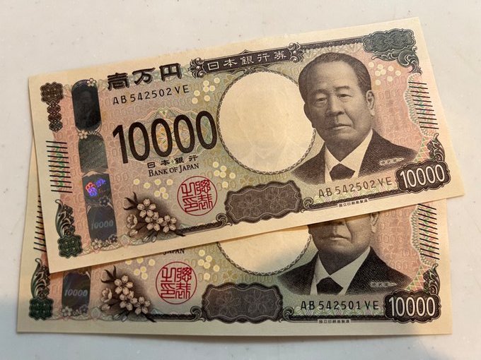 コンビニのATMから新札が連番で出てきた。。

もったいなくて、なんかまだ使えないね。。。